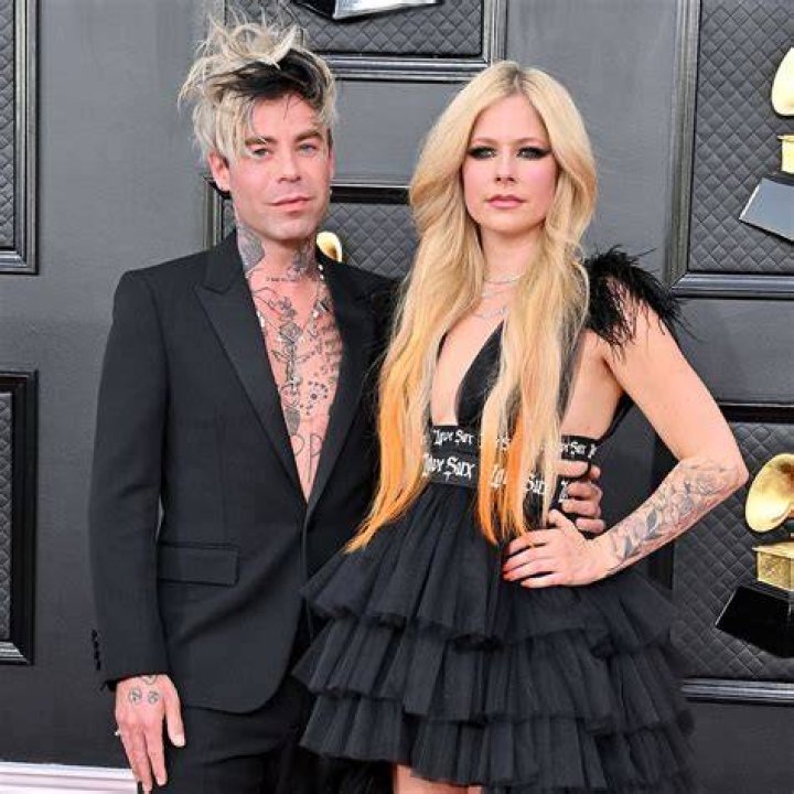 Avril Lavigne and Mod Sun Kiss on the 2022 Grammys Red Carpet