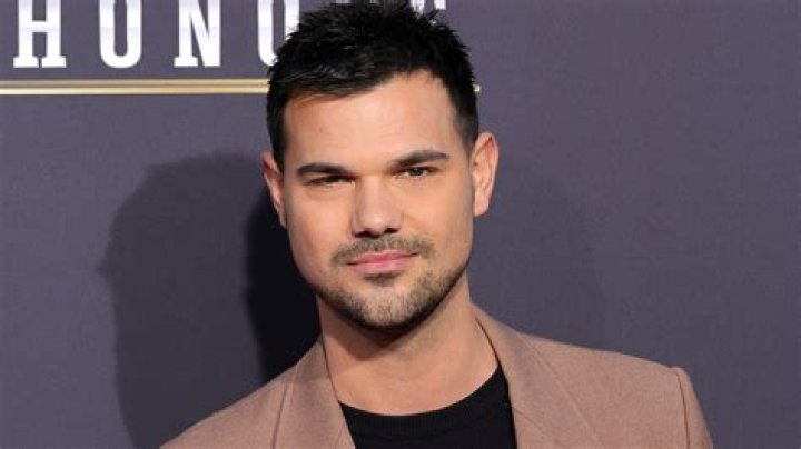 Does Taylor Lautner Have a New GF?