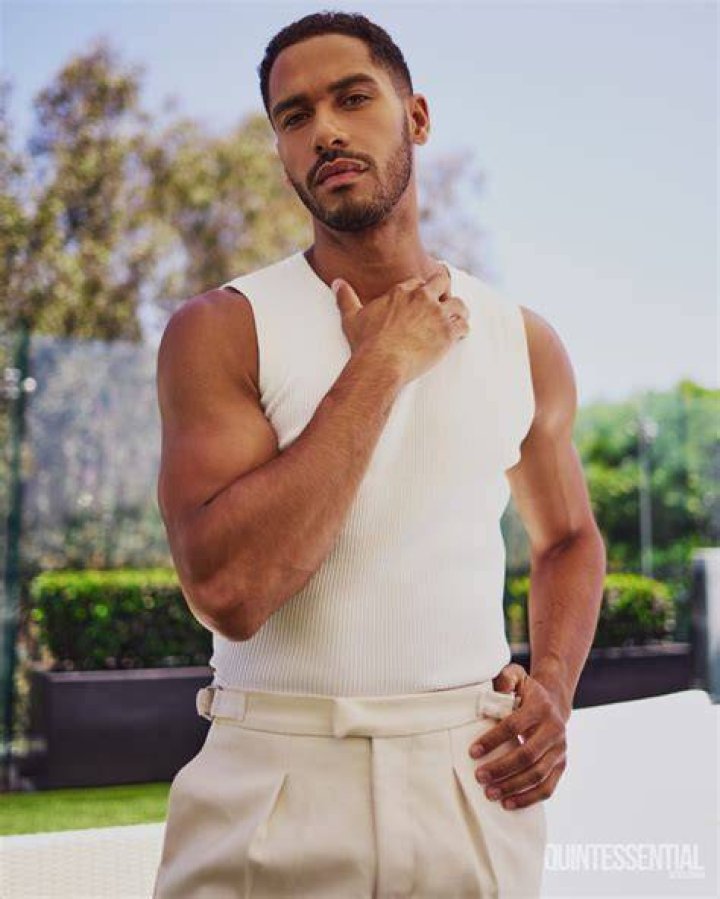 Intriguing Relationships Of Actor Elliot Knight