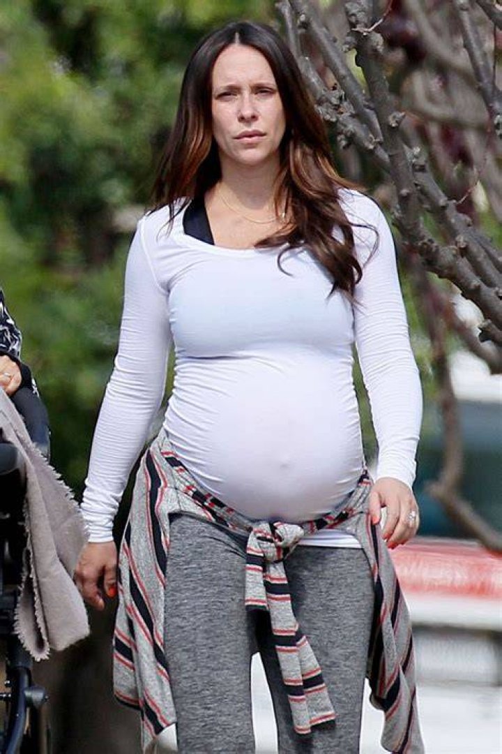 Is Jennifer Love Hewitt Pregnant? The Truth Behind the Actress's Recent Photos 1 Is Jennifer Love Hewitt Pregnant? The Truth Behind the Actress's Recent Photos
