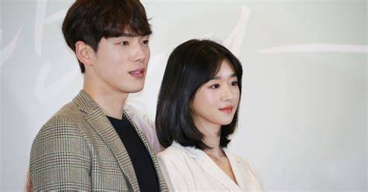 Kim JungHyun Photo Seo Yeji and Kim Junghyun's Back Hug in First