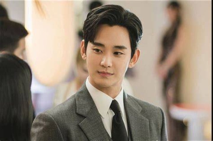 Kim Soo Hyun's Parents: The Foundation Of His Success