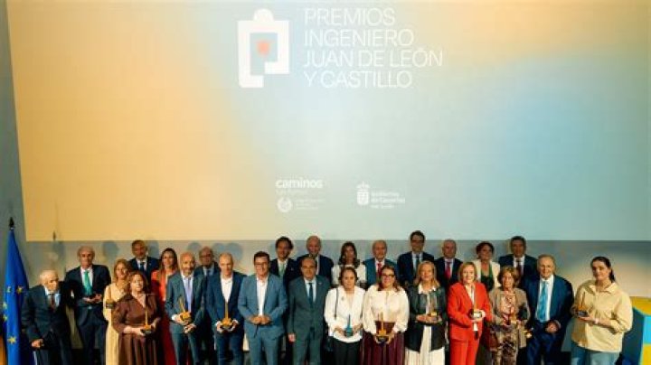 La C&aacute;mara reconoce los 30 a&ntilde;os de trayectoria musical de V&iacute;ctor