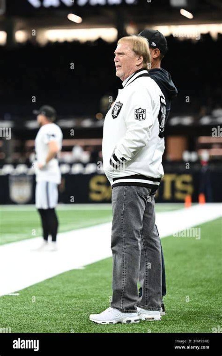 Raiders Owner Mark Davis' Blonde Date Is Going Viral