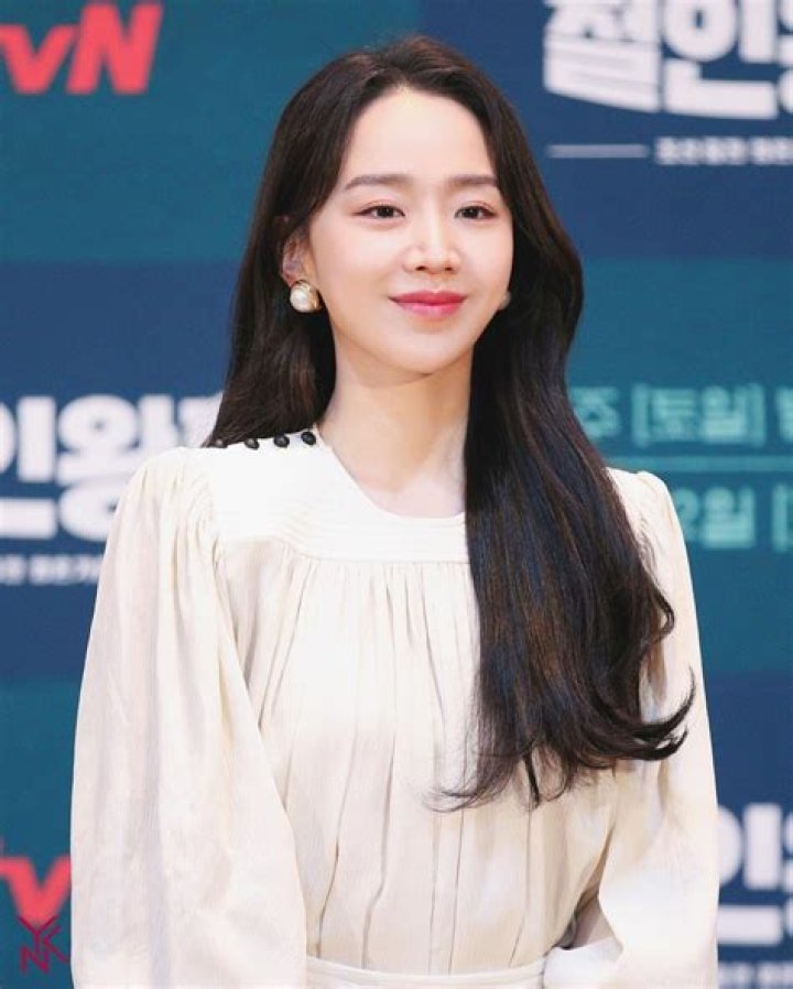 Shin Hye Sun Gets Interviewed By Ahn Bo Hyun In “See You In My 19th