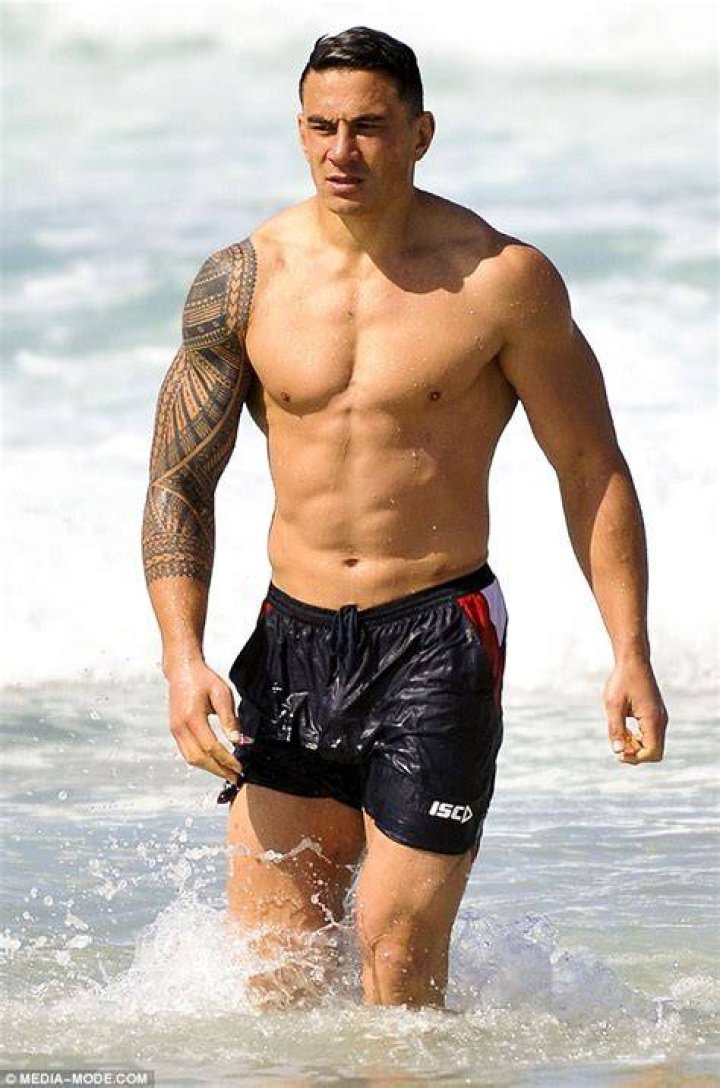 Sonny Bill Williams flaunts his bulging biceps by the beach Sonny