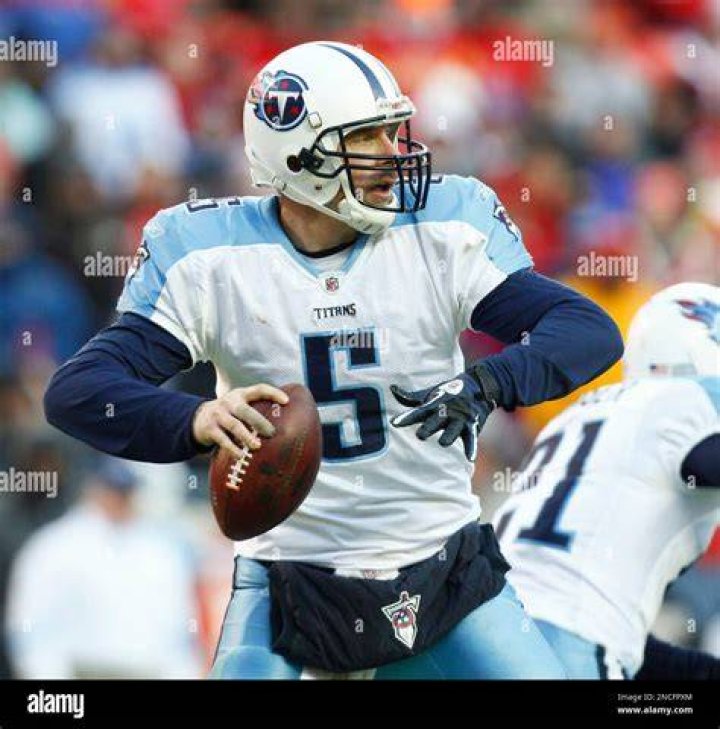 Tennessee Titans quarterback Kerry Collins (L) and wife Brooke Isenhour