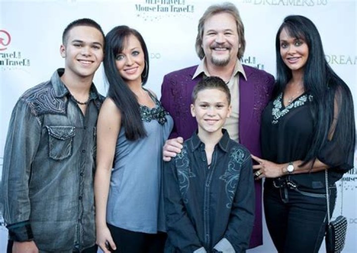 Travis Tritt Family, Spouse, Children, Dating, Net Worth, Nationality