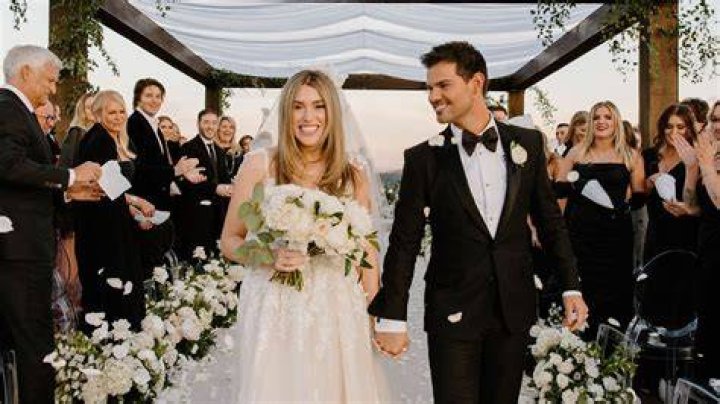 Twilight Star Taylor Lautner Married Taylor Dome On A Vineyard At