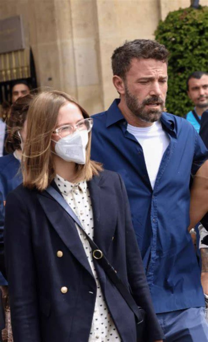 Why Violet Affleck Wears A Mask: Reasons Revealed